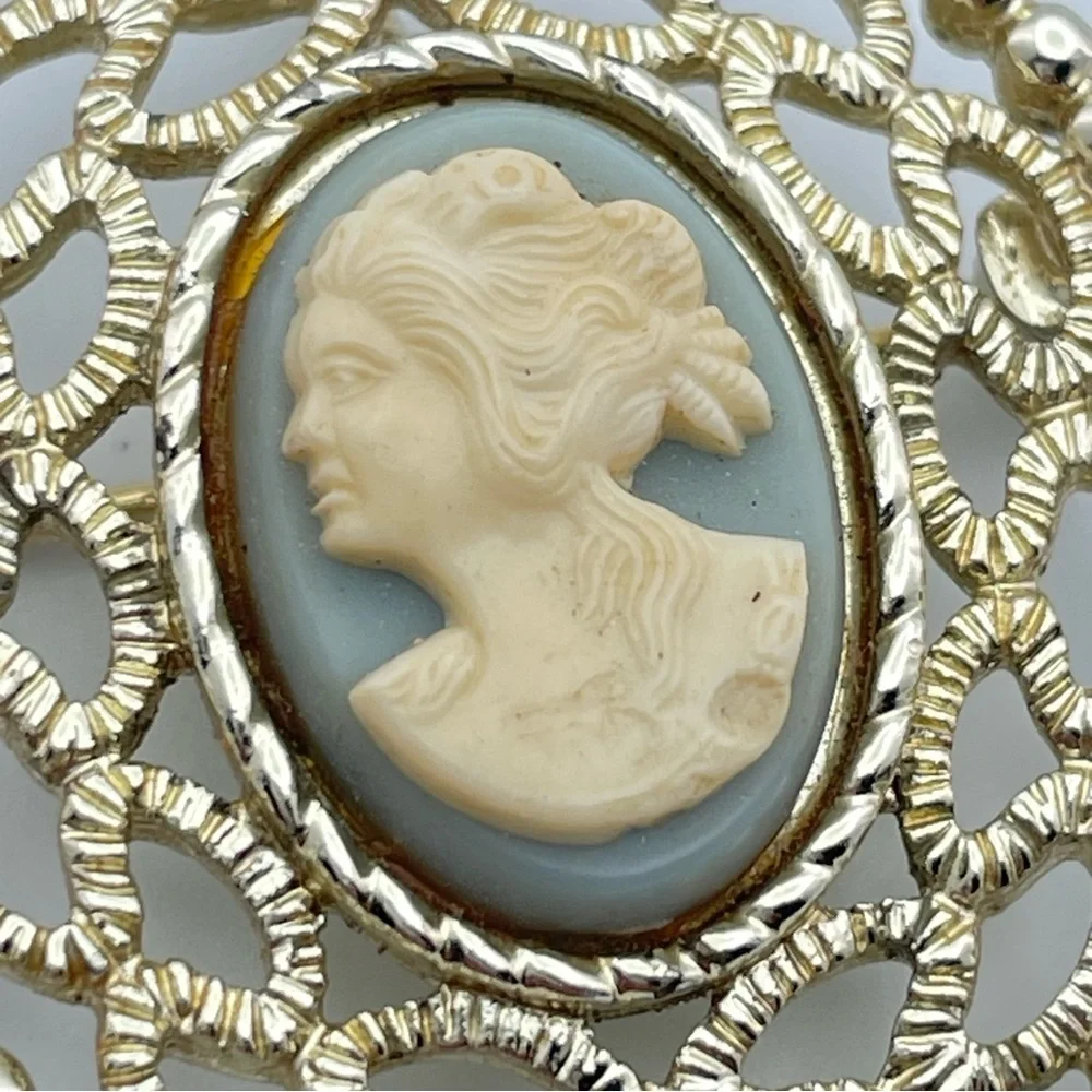 Vintage Sarah Coventry Gold Filigree Blue Cameo Brooch Pin Oval